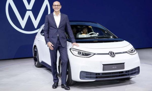 Компанията Volkswagen също има нов ръководител – това е Ралф Брандщетер (на снимката), който заменя на поста Херберт Дийс (той си остава начело на концерна Volkswagen Group). Първата задача на новия главен изпълнителен директор ще бъде да реши проблеми със софтуера, които на няколко пъти отлагат пускането на първия електрически модел на марката от ново поколение – ID.3.