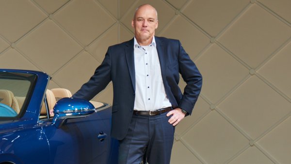 Вътрешните размествания в ръководството на марките от германския концерн не се ограничават само с това. Техническият директор на компанията Volkswagen – Матиас Рабе, става главен инженер на Bentley, а неговият предшественик – Вернер Титц (на снимката), преминава в Seat, където ще отговаря както за разработката на нови модели, така и за дизайна.