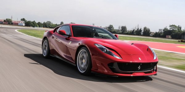 Автомобил, който вече е класика, и то не само заради атмосферния V12 мотор с мощност 789 конски сили.