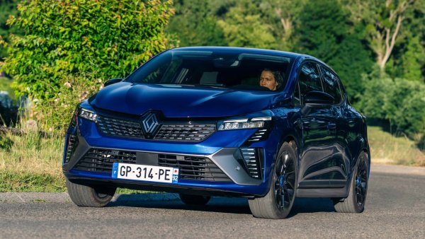 Най-популярното Renault на пазара отчита ръст от 7,7% през годината, след като за същия период на 2023 от него бяха продадени 181 712 единици. Clio е съвсем близо до втория в класирането, така че има реален шанс да се изкачи поне с една позиция.
