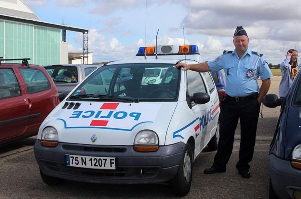 Първото поколение на малкия хечбек се появи още през 2007 година, като бързо се превърна в любимец на департаментите на полицията в малките градчета. Основните предимства на Twingo са евтината цена, ниският разход на гориво и това, че е много здраво. 