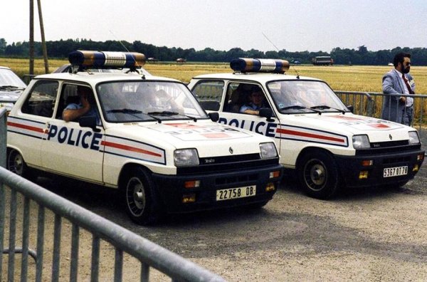 През 1983 година в автопарка на френските органи на реда попадна един истински хот-хеч. Миниатюрните Renault 5 Alpine Turbo, оборудвани с двигател със 110 к.с. и обем 1,4 литра, бяха предназначени за патрулиране по скоростни шосета, като се задържаха на служба до 1986 година.