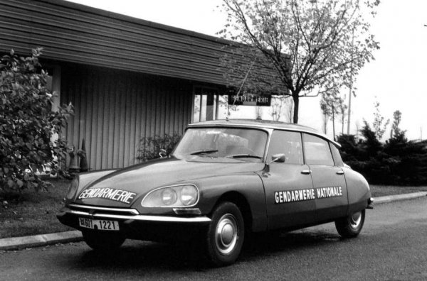 Моделите с хидропневматично окачване бяха сред любимите на френската жандармерия. Когато Citroen ги пусна на пазара, министерството на отбраната веднага реагира и закупи от тях. На служба постъпи дори едно купе SM, което всъщност е наполовина Maserati и струва страшно много пари. 