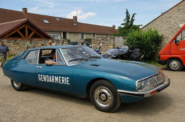 По-късно в автопарка на жандармерията попаднаха DS и CX, които благодарение на впечатляващата си аеродинамика и отлични двигатели, можеха да развият сериози скорости и бяха много удачни за патрулиране по шосета.
