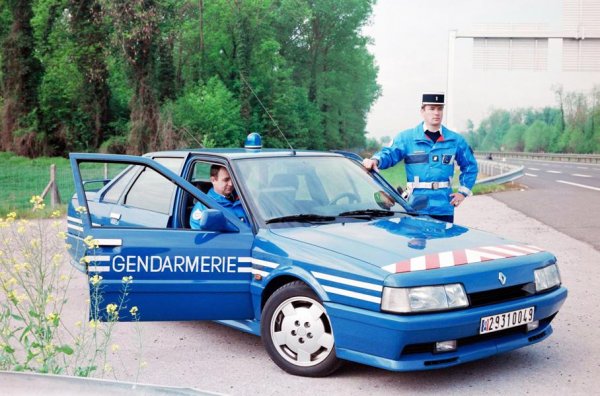 Липсват точи сведения, колко бройки от този „напомпан“ седан са служили във френската жандармерия, но със сигурност такъв автомобил се появява в нейните редове. Той има под капака си 2,0-литров бензинов двигател с мощност 162 к.с., което си е сериозно постижение според стандартите от края на 90-те години.