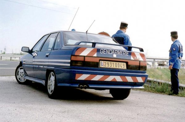 Turbo Quadra ускорява от 0 до 100 км/ч за 8,6 секунди и развива максимална скорост от 217 км/ч. По-късно неговото място заема  Peugeot 405 Mi16.