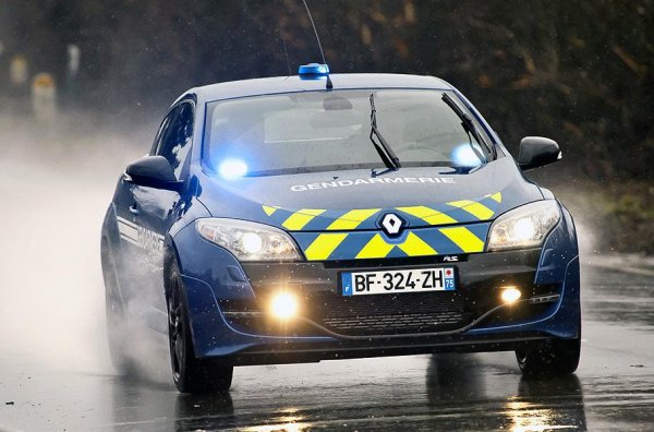 В страните от Западна Европа моделът Megane R.S. Бързо бива издигнат в култ от феновете на френската марка, тъй като освен, че е много мощен и бърз, то предлага чудесни управляемост и поведение на пътя. Жандармерията определено търси нещо подобно и след проведени тестове са купени 100 бройки от модела, който влиза в Бригадата за бързо реагиране.