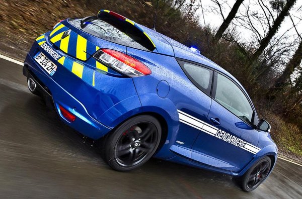 Интересното е, че органите на реда не се скъпят откъм средства, като на всеки един автомобил поставят изпускателна система Akrapovic.