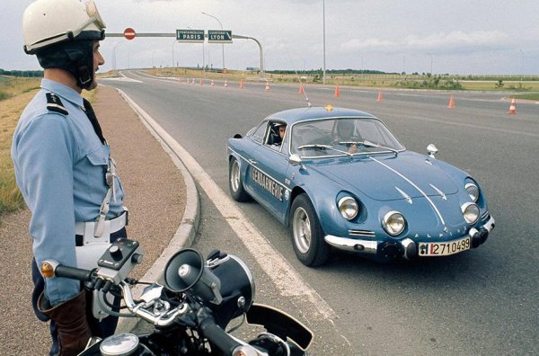 Eдна от първите машини на специалните части за бързо реагиране е легедарното  Alpine A110 &ndash; купе със задно разположение на мотора, което се пославя, след като печели на два пъти рали &bdquo;Монте Карло&ldquo; (1971 и 1973 година).