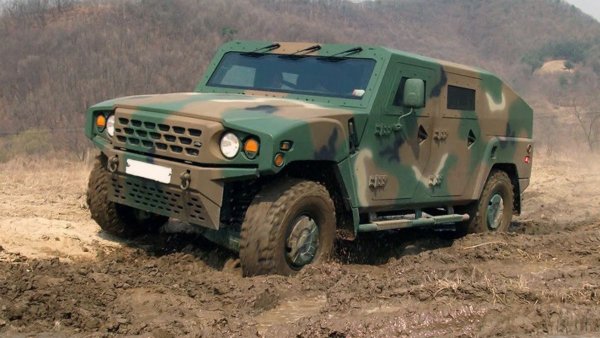 Този дълъг 5 м и висок 2 метра модел Light Tactical Vehicle може да бъде купен само от Kia Military - подразделението, което работи само с военни. Самият проект на "корейския отговор на Hummer" започна преди 8 години, а през 2015 г. беше готов 5,7-тонен прототип с модулно шаси, 3-литров дизелов V6 и задвижване 4х4. Основните задачи при създаването на модела бяха вместимостта, мобилността и здравината. Поради това "в топ" варианта си KLTV е не само с броня и защита от взрив отдолу, но и със специални седалки, които поглъщат енергията при експлозии на мина. И е пълна с опори за всякакъв вид оръжия, включително картечница.