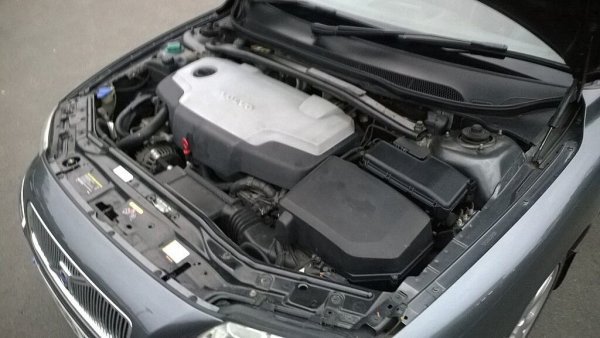 Петцилиндров дизелов двигател, който от 2001 до 2014 се превърна в гордост на шведите. Има много случаи, когато такива единици са изминали повече от 500 000 км без основен ремонт. Шофьорите го хвалят за сцеплението и умерения разход на гориво.