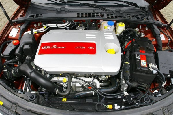 Този двигател разби стереотипа за "капризните" италиански автомобили. Известен е с това, че изминава половин милион километра без основен ремонт. Той може да служи вярно на собственика дори след десетилетия работа.

