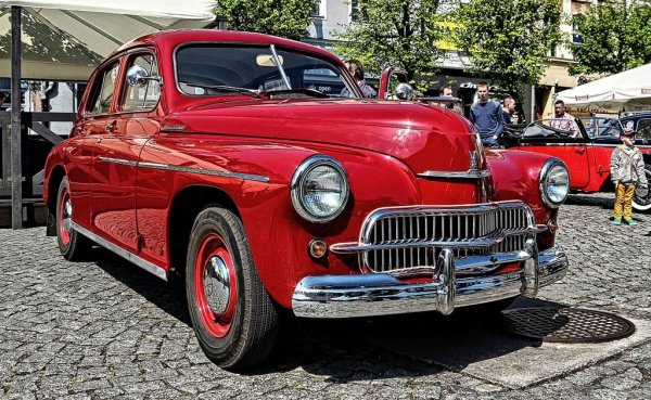 Съветската "Победа" има някои несъмнени достойнства - здрава каросерия, издръжливо окачване и висок пътен просвет, а също и двигател, способен да върви дори с много нискокачествено гориво. Но има и съществени недостатъци. 2.1-литровият двигател с долни клапани развива едва 50 конски сили, което е крайно недостатъчно за тежката почти 1.4 тона машина. За сметка на това разходът на гориво не пада под 15 на сто. Така или иначе, ръководителите на FSO нямат думата. 
