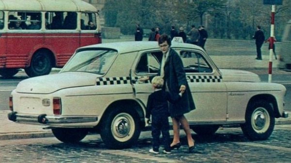 Първата готова "Варшава" излиза от завода на 6 ноември 1951. Моделът ще остане в производство в продължение на почти 22 години, до март 1973. Общо са сглобени 254 471 автомобила - нищожна бройка в днешния свят, но внушителна за реалностите в Източния блок в първите десетилетия след войната, когато притежаването на личен автомобил е изключено за редовите граждани. 
