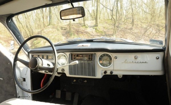 До 1957 полската Warsawa остава напълно идентична на съветската Победа - във FSO имат амбиции да подобрят автомобила, да подменят двигателя и скоростната кутия, но от Москва забраняват каквато и да било намеса в оригиналните проекти. Едва след смъртта на Сталин и "затоплянето" по времето на Хрушчов поляците успяват да си издействат разрешение да подобрят своята Warsawa. Полските инженери са работили над това в свободното си време, тайно от предишното ръководство на завода. 
