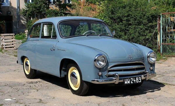 Междувременно през 1955 на пазара излиза новата FSO Syrena - компактен и по-евтин модел, който показва на какво са способни поляците, когато не са задължени да копират съветска техника (а вместо това черпят вдъхновение от германската DKW). Syrena, произвеждана първо от FSO и след това от новата FSM в Биелско-Бяла, е много успешен за времето си модел, произведен в над 521,000 бройки. 
