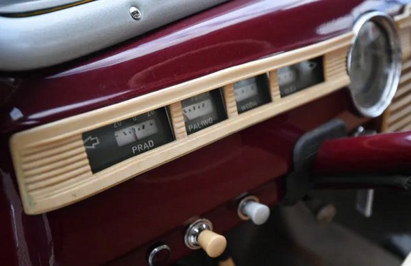 Но и при Warsawa най-сетне настъпват дълго очакваните промени. От 1956 поляците вече не разчитат на готови съветски комплекти с двигатели и трансмисии, а си ги произвеждат сами. А година по-късно правят и първия сериозен рестайлинг на остарелия съветски дизайн - с променена решетка, повече хром. Двигателят е оптимизиран и развива вече 52 конски сили. 
През 1960 идва ред за преработка на окачването - примитивните съветски лостови амортисьори са заменени от телескопични. Предните спирачки получават по два цилиндъра. 
