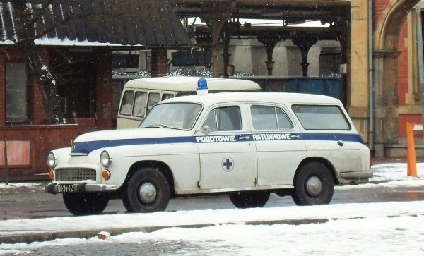 Докато в СССР "Победа" съществува само като седан (и в малки бройки като кабриолет за партийни нужди), в Полша правят всевъзможни каросерии: удължени фургони за линейки, пикапи, комби. Предвидените за износ извън соцлагера бройки даже получават двигател Perkins. 
