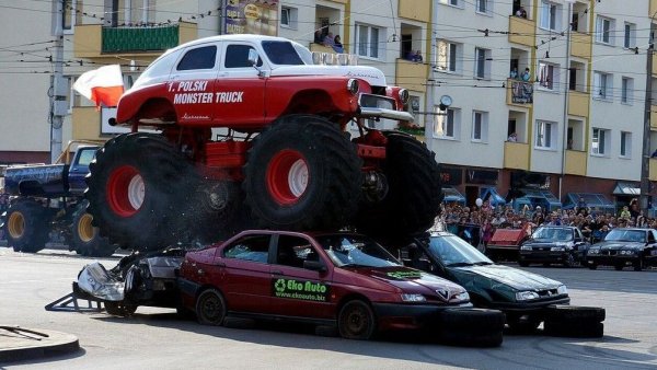 Относителната рядкост на Warsawa започва постепенно да привлича интереса на колекционерите. Предполага се, че по-малко от 2000 бройки са оцелели до наши дни. Цените на добре запазени екземпляри варират между 7,000 и 10,000 евро. На снимката - Warsawa, превърната в монстър трък. 

