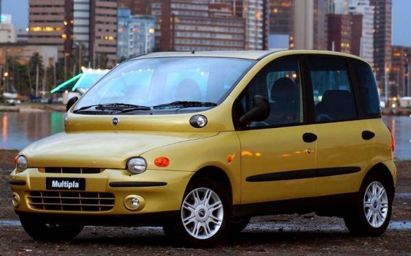 Този компактен ван не се нуждае от представяне. Още от дебюта си през 1998 г.  Multipla оглавява класациите за най-грозни автомобили на планетата. Но при оригинала необичайните дизайнерски решения бяха обвързани с ползи от гледна точка на функционалност. Да видим обаче какво стана при фейслифта от 2004 година. 