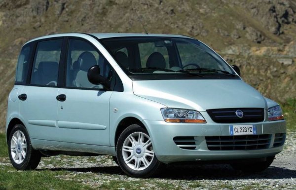 Оригиналната Multipla си има лице. Да, може да прилича на тъпо гледащ делфин, но си е негово собствено. Същото обаче не важи за фейслифта на модела. Версията, произвеждана от 2005 до 2010 г., е тривиален Fiat с неадекватно висока линия на покрива, който вероятно се харесва само на Папата.
