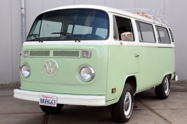 Volkswagen T2 се появи още през 1967 г. и показа, че дори бусът може да има стил и да се превърне в автомобилна икона. Неслучайно тази машина е емблема на цялата епоха на хипитата и свободната любов. 
