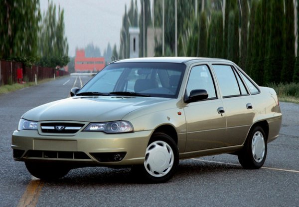 ...докато фейслифът от 2008 г., дело на компанията GM Uzbekistan, убиват всичко хубаво, направено до момента. Броните и оптиката просто няма как да се съчетаят успешно с добре познатия профил на Kadett. 
