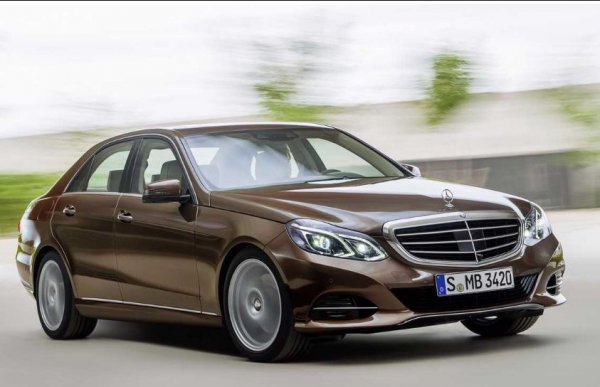 ... но 4 години по-късно отговорникът за фейслифта на модела Майкъл Фрей развали всичко това. Новите фарове и раздутата решетка на радиатора определено загрозяват W212, или поне повечето експерти са на това мнение.
