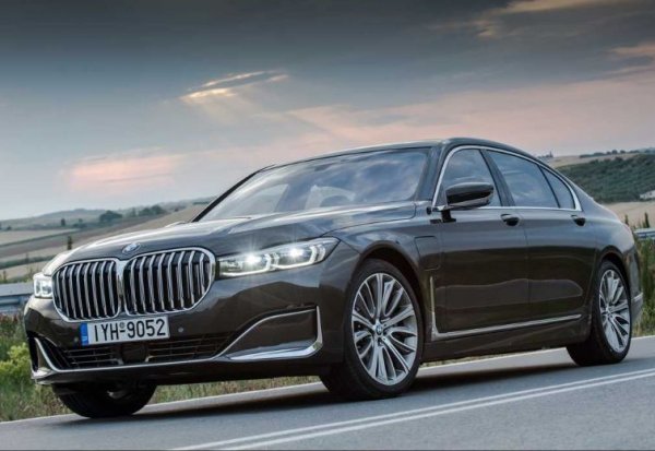 ... за разлика от следващия вариант и неговите гигантски ноздри, които дълго време бяха една от най-обсъжданите теми в интернет. Тук вече се намесва именно Кабан, макар че решението за използване на този елемент вероятно е на вицепрезидента по дизайна ван Хойдонк, а не еднолично негово (Кабан не се задържа дълго в BMW, вероятно заради търкания с шефа). За повечето европейци толкова голяма решетка е извращение, но тя със сигурност се харесва на китайския пазар, който е един от основните за BMW.