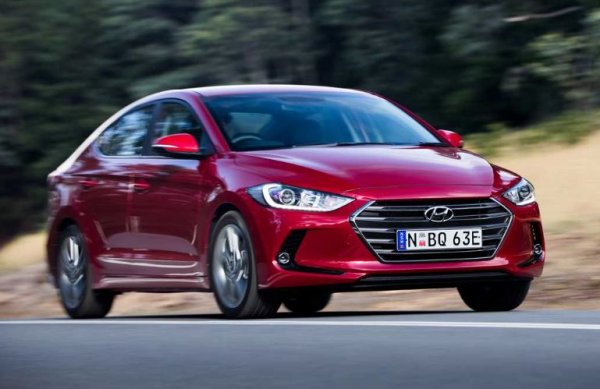 Изобщо на Изток имат странни представи за красивото. Все пак повечето азиатски производители се опитват да създават неутрални продукти, максимално приближени до вкусовете на европейски пазар. Такова е шестото поколение на Hyundai Elantra, наглеждано от стария майстор Петер Шрайер. Но и при него впоследствие нещата се объркват.
