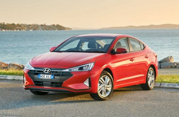 Фейслифтът на модела дебютира в Южна Корея през 2018 г., а година по-късно стъпва и на други пазари. В интерес на истината седанът наистина е освежен, но тази триъгълна предна оптика определено е твърде азиатска.
