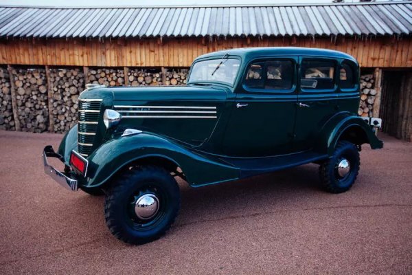 Уникален е с това, че е първият в света лек автомобил със задвижване на всички колела и затворена каросерия тип седан. През Втората световна война от него са направени 171 бройки.