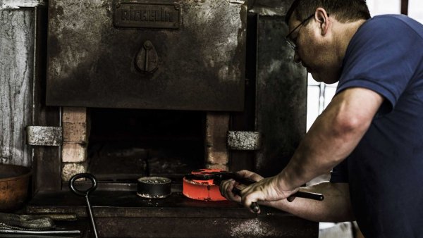 Семейната фирма с по германски трудното име Poellath GmbH & Co. KG M&uuml;nz- und Pr&auml;gewerk е основана през далечната 1778 година в Шробенхаузен, Бавария. Компанията е известна с прецизната си техника на металообработка и щамповане. "Аутсорсът" започва с възраждането на Bugatti в началото на този век.