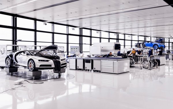 9. ХАМБАХ - Smart. Още един жест на германо-френска дружба от 90-те години - Daimler построи във френската част на Елзас фабриката за новата си тогава марка Smart. Сега тук се прави Smart Fortwo.
10. МОЛСХАЙМ - Bugatti (на снимката). Когато през 1909 Еторе Бугати основава компанията си тук, градчето е на германска територия. Когато VW откупи марката през 90-те, реши да я върне у дома. 
11. МЮЛУЗ - Peugeot-Citroen. Доскоро тук се правеха Peugeot 208 и Citroen C4, но през 2017 PSA преоборудва завода и му повери новия си флагман, Peugeot 508. Освен него тук се правят 2008 и DS7 Crossback.
12. СОШО - Peugeot. Eдин от най-старите заводи на компанията, още от 1912. Днес сглобява Peugeot 308, Peugeot 3008, DS 5 и Opel Grandland X. 
