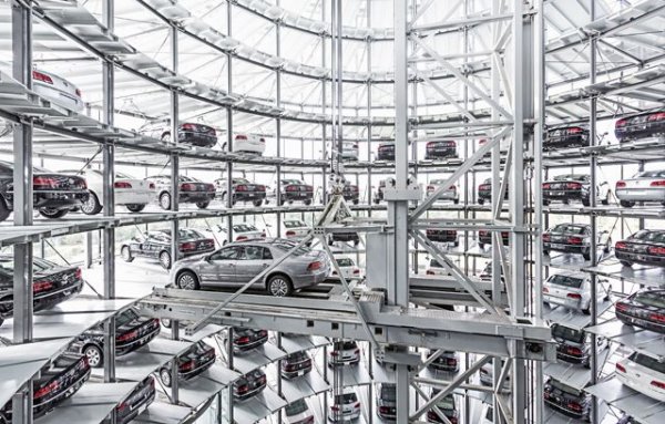 1. ДРЕЗДЕН - Volkswagen (на снимката). Това е прословутата Прозрачна фабрика, създадена от Фердинанд Пиех за неговата фиксидея VW Phaeton, и превърнала се в туристическа атракция. От тази година в нея ще се прави електрическият ID.3.
2. ХЕЙДА - AC. Легендарната британска марка за спортни автомобили АС, от която произлиза не по-малко легендарната Cobra, все още е жива, макар и в германски ръце. Производството е съвсем лимитирано. 
3. ЛАЙПЦИГ - Porche. Тук се правят Panamera и Macan. 
4. ЛАЙПЦИГ - BMW. Eдна от най-модерните фабрики на баварците, която досега правеше i3 и i8, а занапред ще поеме новата електрическа гама. Тук се правят също Серия 1 и Серия 2. 
