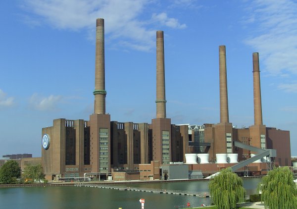 5. ЦВИКАУ - Volkswagen. Цвикау е родното място на марки като Horch и Audi, а също и, в един по-късен етап, на Trabant. Тук се прави VW Golf, а също и купетата на Lamborghini Urus и Bentley Bentayga. От тази година обаче и Цвикау се пренасочва към електромобилите. 
6. ГРЮНХАЙДЕ - Tesla. Тук ще е европейската "Гигафабрика" на Tesla - третият голям завод за компанията на Мъск след тези в Калифорния и Китай. 
7. ВОЛФСБУРГ - Volkswagen (на снимката). Самият град е основан, за да обслужва компанията VW. Днес в завода се правят Golf, Touran, Tiguan, а също и Seat Tarraco. 
8. АЙЗЕНАХ - Opel. Заводът в Айзенах има легендарна история - основан през 1896, после е бил собственост на BMW, след войната остава в съветската окупационна зона, после в него се произвежда Wartburg, а след обединението на Германия Opel построява тук нов завод, в който днес се прави Grandland X. 
