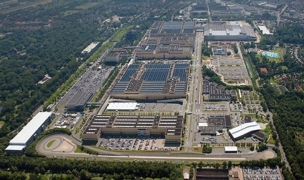 9. ХАНОВЕР - Volkswagen. Този завод също се преоборудва, за да поеме бъдещата внушителна гама от електромобили. Междувременно тук се прави Transporter, както и купетата за Porsche Panamera.
10. БРЕМЕН - Mercedes (на снимката). Този завод, построен в края на 70-те, днес е основният производител на С-класата и на GLC. От миналата година тук се сглобява и електрическият EQC. 
11. РЕГЕНСБУРГ - BMW. Тук се произвежда преди всичко Серия 3, но също и някои версии на "единицата". 
12. ДИНГОЛФИНГ - BMW. Един от най-големите заводи в Германия, с 18 500 работници, които правят Серия 5, Серия 7, новата Серия 8 и M5.
