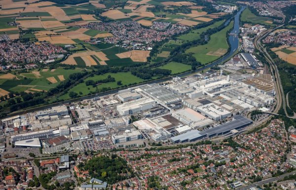 17. ЦУФЕНХАУЗЕН - Porsche. Основната фабрика и щаб-квартирата на Porsche. Тук се прави преди всичко 911. 
18. РАЩАТ - Mercedes. Тук, непосредствено до френската граница, се сглобяват компактните модели - A- и B-класата, както и GLA. Към края на 2020 тук ще се произвежда и електрическият EQA. 
19. НЕКАРСУЛМ - Audi (на снимката). Това е някогашната фабрика на NSU, придобита от VW през 1969. Днес прави по-големите Audi - А6, А7 и А8, най-мощните Q7, както и всички спортни модели от RS-сериите. 
20. ЗААРЛУИ - Ford. Заводът е построен през 60-те и е сглобявал Capri, Fiesta,  Escort и C-Max, а днес прави основно Focus. 
