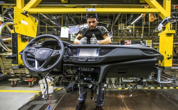 22. РЮСЕЛСХАЙМ - Opel (на снимката). Главният завод и сърцето на Opel, където се правят Insignia и, доскоро, Zafira. Още не е ясно какво ще ги замести, след като старата платформа от времето на GM бъде заменена с нова от PSA. 
23. КЬОЛН - Ford. Отворена още през 1931 година, днес тази фабрика произвежда Ford Fiesta. 
24. ОСНАБРЮК - Volkswagen, Porsche. Някогашната работилница на Karmann е разширена значително и днес прави Porsche Boxster и Cayman, някои от вариантите на Cayenne, както и VW Tiguan. 
25. EМДЕН - Volkswagen. Навремето тук се правеше "костенурката", след това - Audi 80, а днес заводът в Емден е съсредоточен върху Passat и Arteon.
