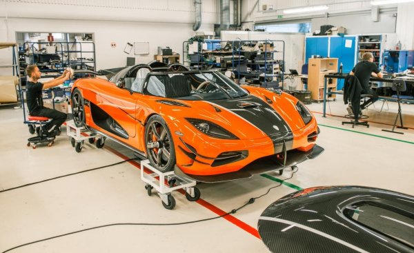 1. ОНГЕЛХОЛМ - Koenigsegg (на снимката). Тук са централата, развойният център и фабриката на Кристиян фон Кьонигсег за спортни суперавтомобили. 
2. ТОРСЛАНДА - Volvo. Основният завод на шведско-китайската марка за Европа. Тук се правят XC60, XC90, V90 и S90. 
3. ТРОЛХЕТАН - NEVS. Старият завод на Saab, който днес е собственост на китайски консорциум. Произвежда електромобили на базата на стария Saab 9-3, които после се сглобяват и продават в Китай.
