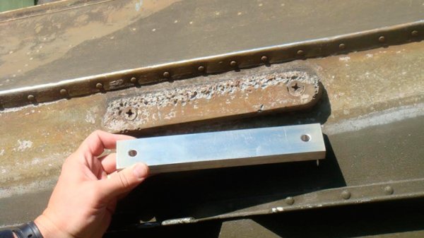 За по-простата катодна защита, която не изисква външен източник на напрежение, се използват специални протекторни пластини (с размери от 4 до 10 кв. см), изработени от материал с по-голяма електроотрицателност от каросерията на автомобила (графит, магнетит и др.). Един такъв елемент е в състояние да обезопаси до 50 см от площта на корпуса. 