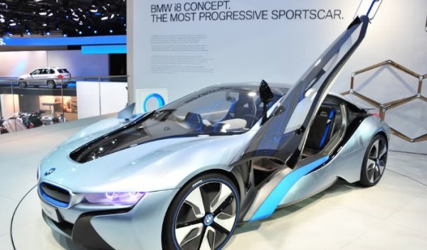 Еволюция на дивата концепция Vision EfficientDynamics на BMW от 2009 (!) - точно 2012 i8 Concept, изглеждаше невъзможна за производство, с двуъгълни врати, летящи подпори, стъклени панели и огромни колела. И все пак през 2016 г. хибридният производствен автомобил се появи с всички тези характеристики, направо непокътнати.
