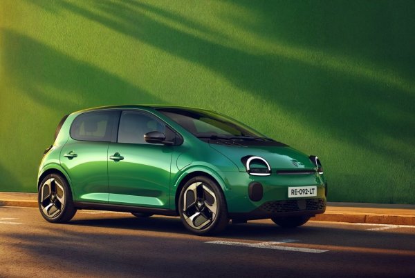 Новото поколение беше разработено за рекордно кратък срок &ndash; само две години, като ще се появи по пътищата на Европа през пролетта на 2026. Френският градски автомобил залага на фънки външен вид, който препраща към първото поколение на модела.

Купето е високотехнологично - със 7-инчов екран за таблото и 10 инчов за мултимедийната система. Батерията от 27,5 kWh не обещава рекорден пробег - с деклариран пробег от 263 км, Twingo е идеален за градски пътувания и малко повече. Предният двигател с мощност 82 к.с. допълва картината.
