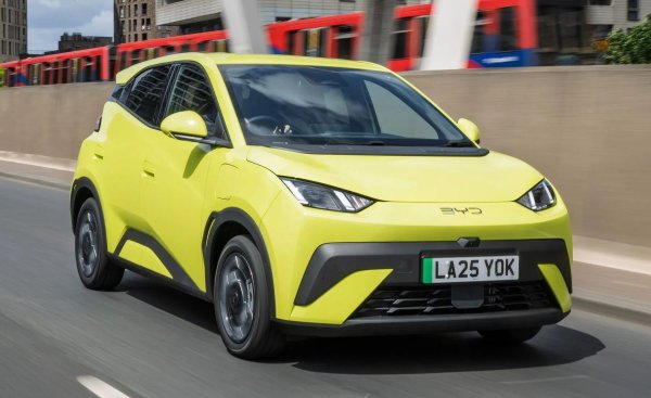 BYD Surf е най-компактният и икономичен от автомобилите, продавани в Европа от китайския гигант, и по отношение на производителност и цена е сериозен съперник на новото Renault Twingo. Въпреки че е с 20 см по-дълъг, багажникът е малко по-малко просторен.