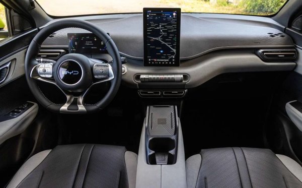 Размери: 3990/1720/1590 мм

Багажник: 316 литра

Мощност / Пробег: 88 к.с./220 км - 88 к.с./322 км - 156 к.с./310 км

Цена: от 19 490 евро.
