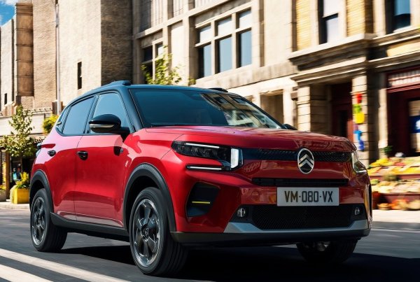 Подобно на Twingo, друг френски модел - Citro&euml;n &euml;-C3, се фокусира върху квадратен стил, съставен от решителни кройки, напълно противоположен на този на малкия Renault. Въпреки че е дълъг над 4 метра, багажникът има по-малък капацитет. Предложението на марката с двоен шеврон в емблемата обаче е по-мощно, а батерията от 44 kWh ви позволява да пътувате по-дълго.