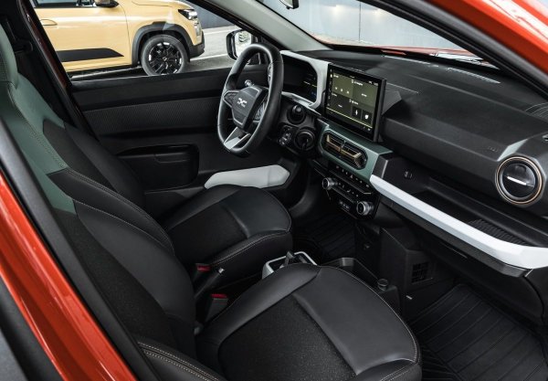 Размери: 3700/1580/1520 мм

Багажник: 308 литра

Мощност/Пробег: 71 к.с./226 км - 102 к.с./226 км

Цена: от 17 100 евро.
