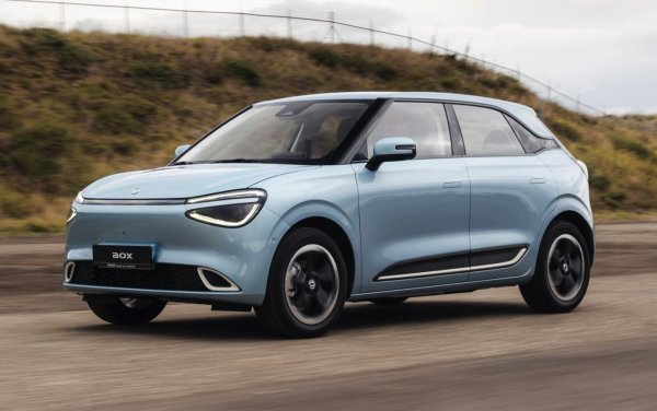 Китайският Dongfeng Box има мек дизайн, подобен на този на малкия Twingo, но е с над 20 см по-дълъг. Вътре, големият 12,8-инчов екран и централната кожена тапицерия подобряват интериора. Предлагат се два капацитета на батерията, 32 или 43 kWh, но само последната осигурява по-голям пробег от Twingo.