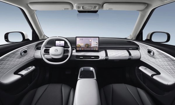 Размери: 4020/1810/1570 мм

Багажник: 326 литра

Мощност/Пробег: 95 к.с./230 км - 95 к.с./310 км

Цена: от 21 500 евро.
