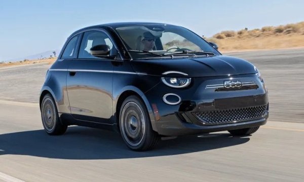 Подобно на Twingo, италианският Fiat 500e е вдъхновен от модел от миналото, преосмислен за новото хилядолетие и електрическата мобилност. Базовата батерия с капацитет 23,65 kWh, комбинирана с електродвигател с мощност 95 к.с., позволява пробег от по-малко от 190 км. По-голямата батерия с капацитет 42 kWh предлага още по-добра производителност, обещавайки до 331 км с едно зареждане. Багажникът обаче е много разочароващ - той побира само 185 литра.